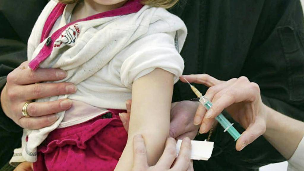 Der Schweizer Bevölkerung fällt es schwer, Fragen nach der Notwendigkeit und dem Nutzen von Impfungen für einzelne Personen zu beantworten. (Archivbild)