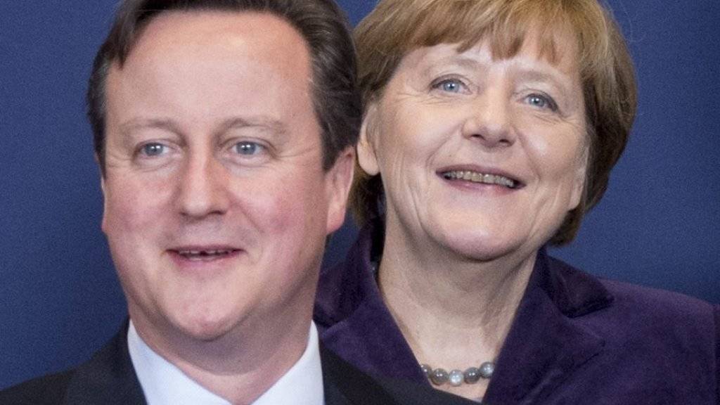 Cameron und Merkel bei einem Gipfelfoto im Dezember: Die beiden Regierungschefs telefonierten am Montag miteinander und sprachen über EU-Reformen, die Grossbritannien verlangt. (Archivbild)