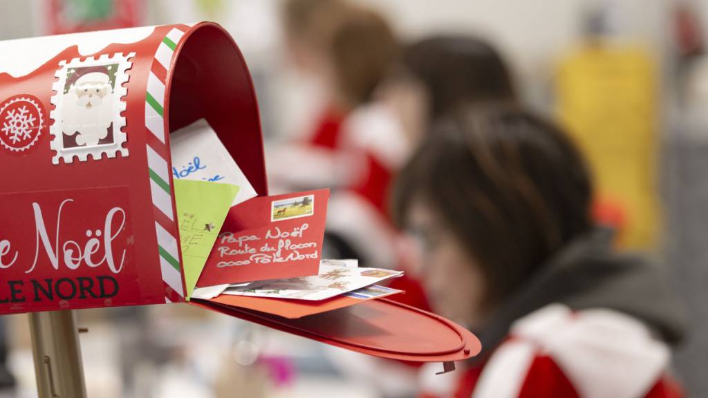 Die Postwichtel kümmern sich um die zahlreichen Briefe, Karten, Zeichnungen und Weihnachtswuensche von Kindern.