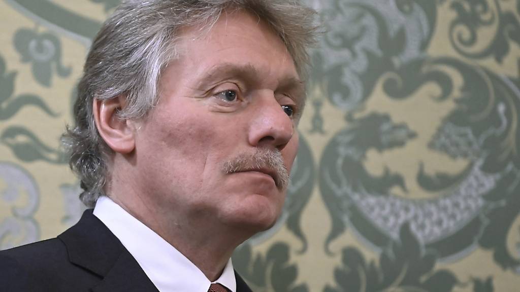 HANDOUT - Dieses von der staatlichen russischen Nachrichtenagentur Sputnik via AP veröffentlichte Foto zeigt den Kreml-Sprecher Dmitri Peskow. Foto: Alexander Kazakov/AP/dpa