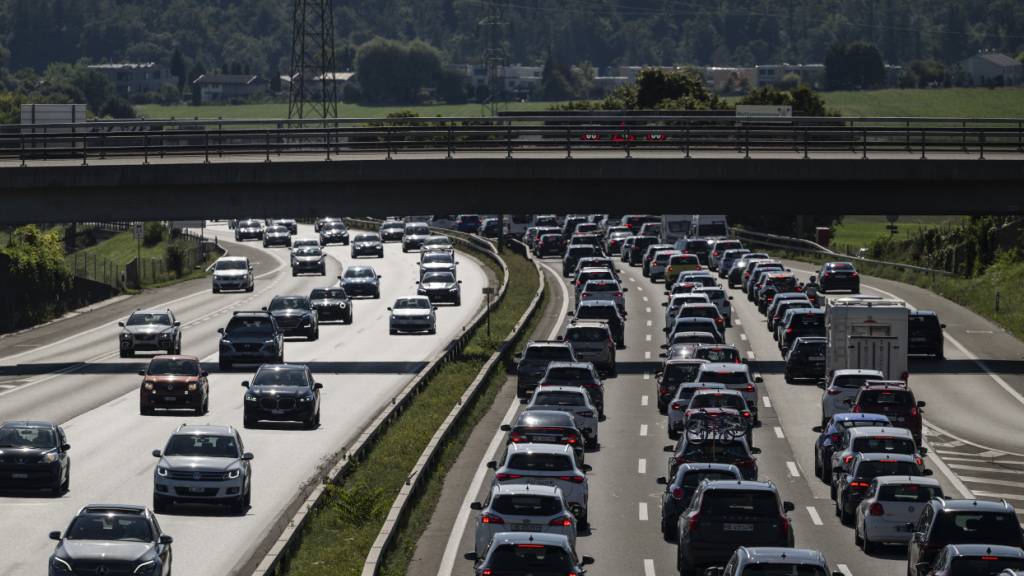 Die Internationale Energieagentur empfiehlt, durch ein Absenken des Tempolimits auf Strassen, das Umsteigen auf öffentliche Verkehrsmittel oder Carsharing den Spritverbrauch zu reduzieren. (Archivbild)
