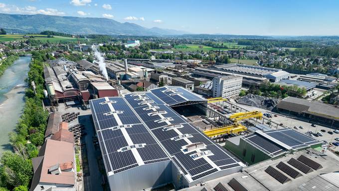 Schweizer Stahl mit Sonnenenergie: Solar-Grossanlage in Betrieb