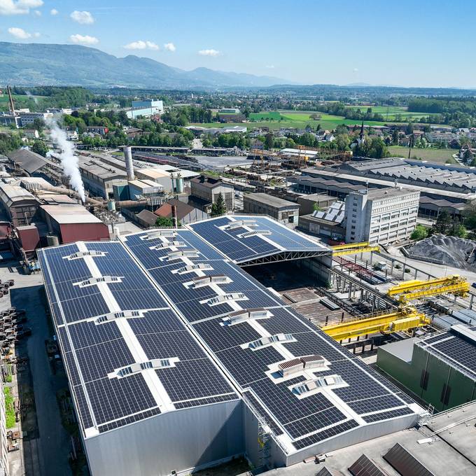 Schweizer Stahl mit Sonnenenergie: Solar-Grossanlage in Betrieb