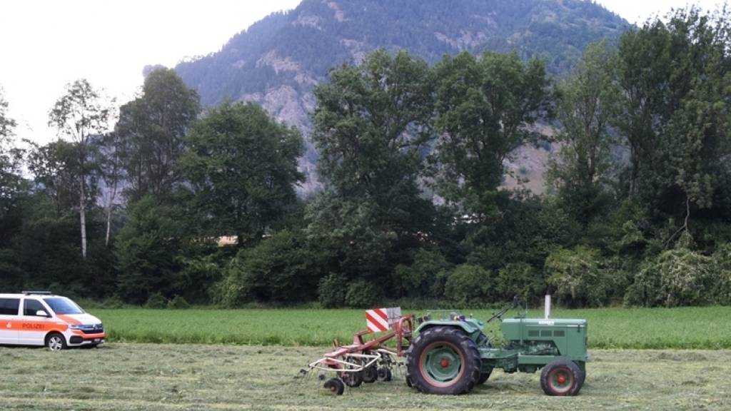 Der Jugendliche stieg vom Traktor, weil im sein Mobiltelefon runter gefallen war. Dabei überrollte ihn das Fahrzeug.