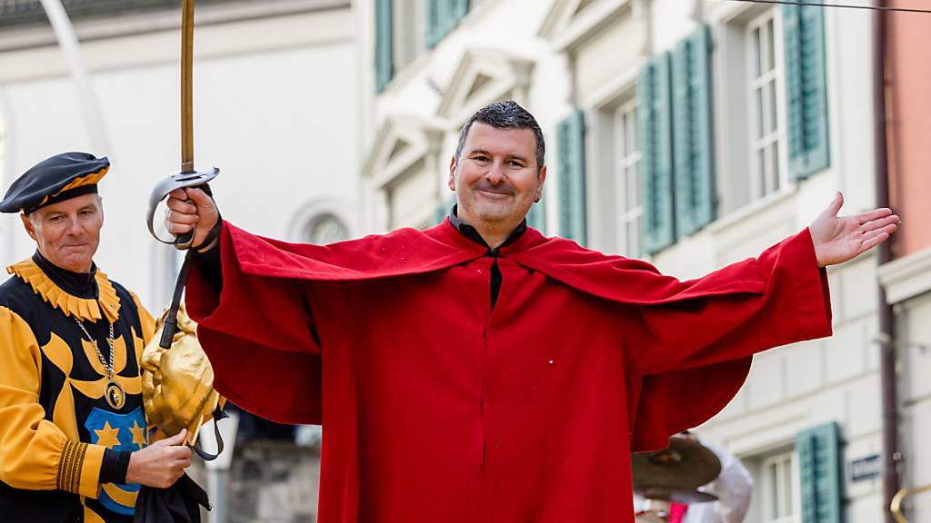 Sieger Giovanni Valetti jubelt an der Gansabhauet in luzernischen Sursee.