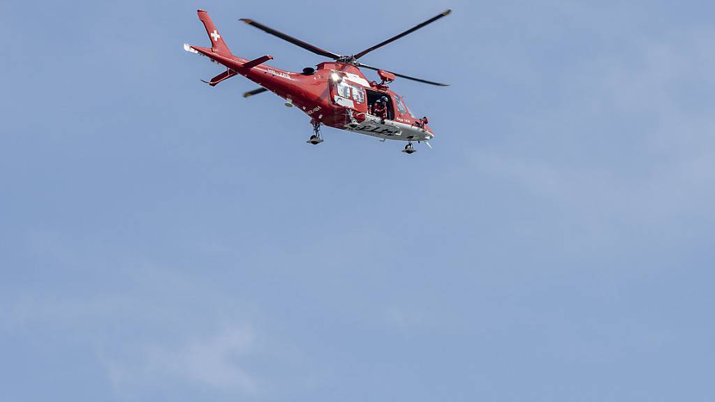 Die Rega flog eine schwer verletzte Wanderin vom Stoss in ein Spital (Symbolbild)