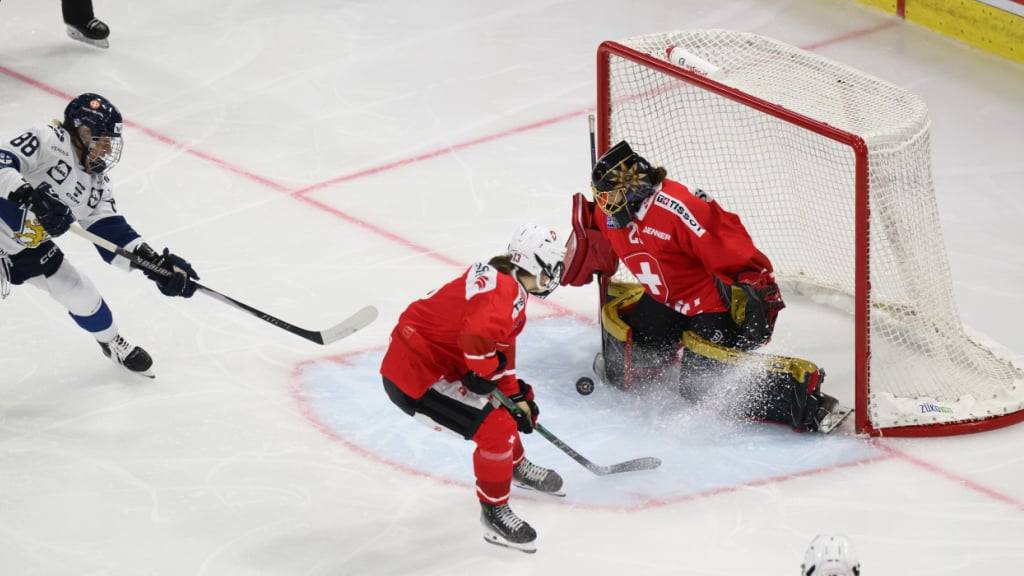 Kleines Erfolgserlebnis: In den letzten 31 Minuten der 0:5-Niederlage gegen Finnland hielten die Schweizerinnen mit Goalie Saskia Maurer ihr Tor rein