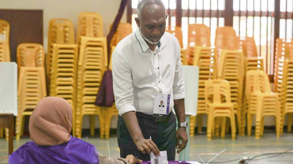 Der als China-freundlich geltende Mohamed Muizzu ist nach der Wahl neuer Präsident auf den Malediven. Foto: Uncredited/AP