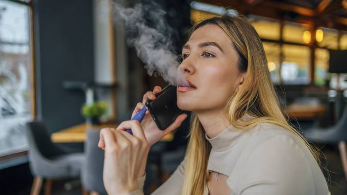 Zahnärzte schlagen wegen Boom von E-Zigaretten Alarm