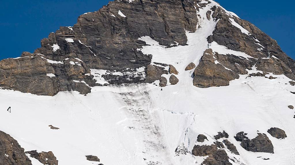 Eine Lawine löst sich am Südhang eines Berges in den Schweizer Alpen. (Archivbild)