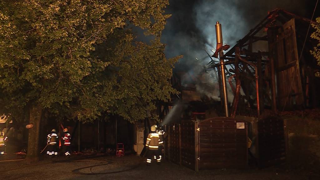 Bauernhaus in Aetingen brennt lichterloh