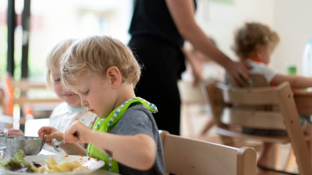 Die Stadt Zürich wollte mit verschiedenen Massnahmen die Betreuungsqualität in Kitas erhöhen. Das Vorhaben kann weiterhin nicht umgesetzt werden, weil der Bezirksrat eine Beschwerde gegen die entsprechende Verordnung teilweise gutgeheissen hat. (Symbolbild)