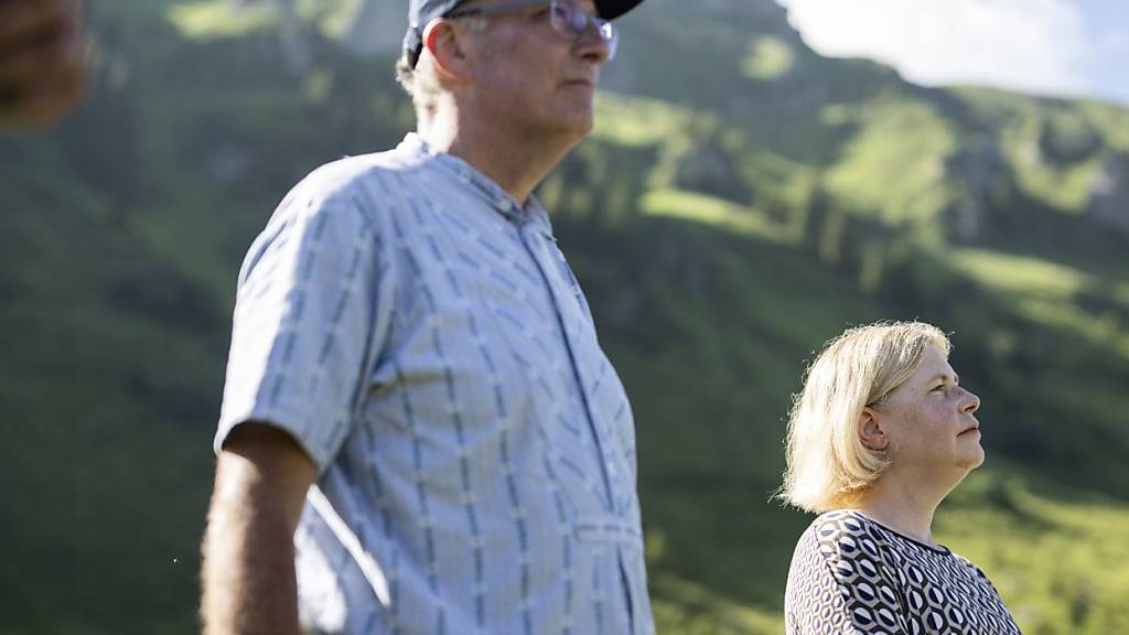 Bauernpräsident und Nationalrat Markus Ritter (Mitte) und Ständerätin Esther Friedli (SVP) forderten auf der Alp Halde oberhalb von Flums SG eine Lockerung der Abschussbewilligungen für Wölfe.