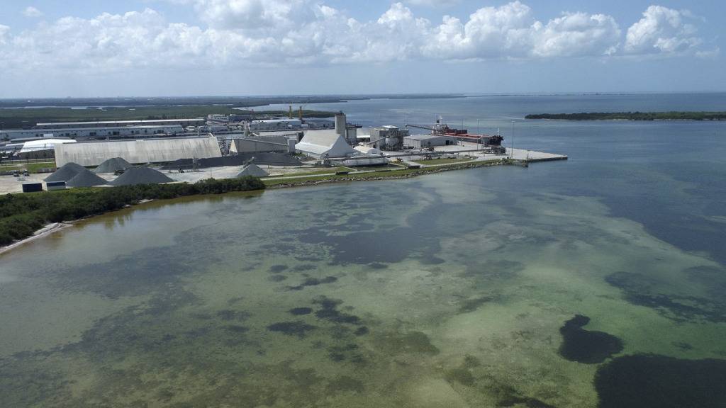 Dieses von einer Drohne aufgenommene Foto zeigt die alte Piney Point Phosphatmine. Südlich von Tampa droht das Abwasserbecken einer früheren Düngemittelfabrik zu bersten. Foto: Tiffany Tompkins/The Bradenton Herald/AP/dpa