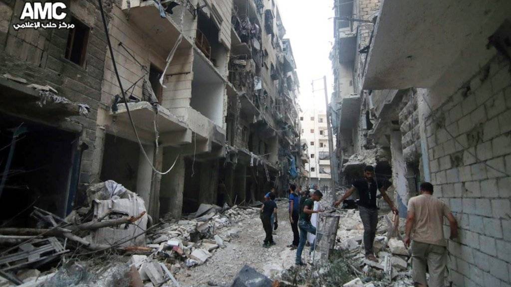 In einem von den Rebellen gehaltenen Viertel von Aleppo werden die Zerstörungen nach einem Luftangriff geprüft. (Archiv)