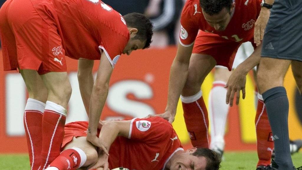 Mit schmerzverzerrtem Gesicht am Boden: Alex Frei während des EM-Eröffnungsspiels 2008 gegen Tschechien
