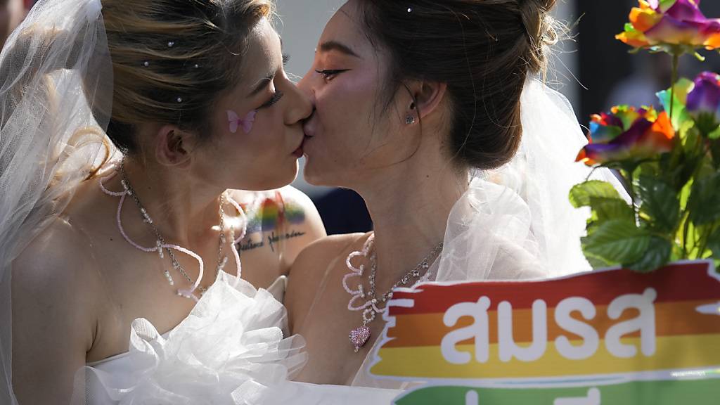 ARCHIV - Ab Januar ist in Thailand die «Ehe für alle» erlaubt. Foto: Sakchai Lalit/AP/dpa