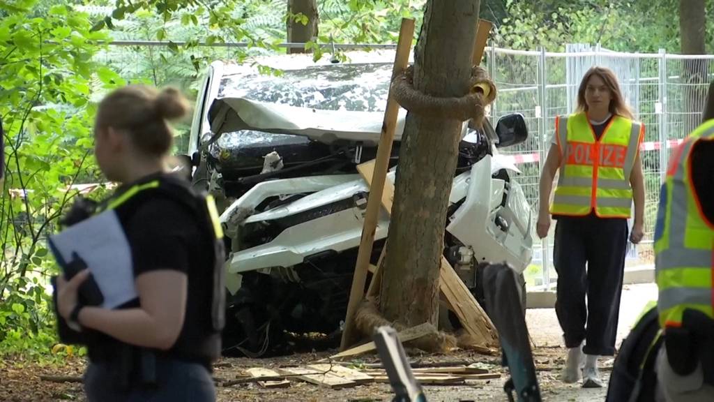 Auto rast in Menschenmenge beim CSD in Berlin – eine Frau gestorben, Täter flüchtig