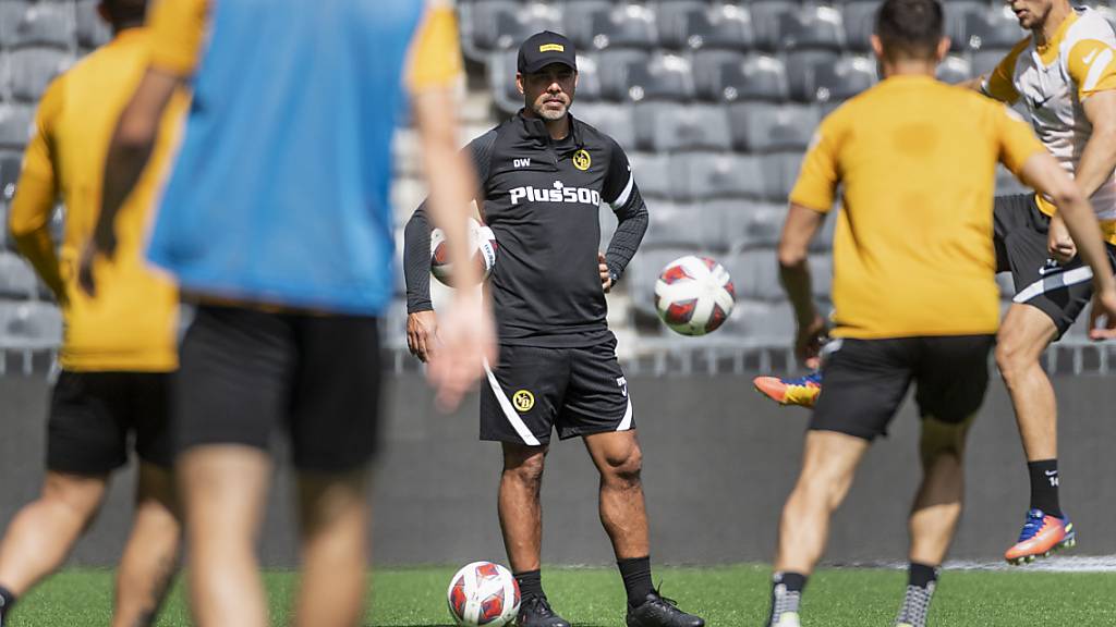 YB-Trainer David Wagner schaut seinem Team vor dem wichtigen Heimspiel gegen Cluj beim Training zu