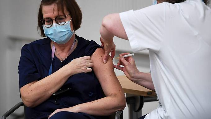 Ärzte und Pfleger erhalten erste Corona-Impfungen in Finnland