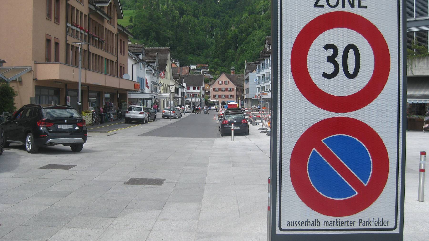 Blechschaden: An die neue Tempo-30-Zone in Walenstadt müssen sich die Stadtner erst noch gewöhnen.