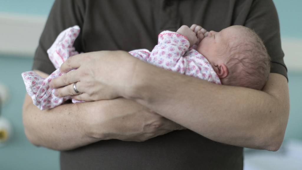 Väter sollen bei der Hinterlassenenrente den Müttern gleichgestellt werden. Das will der Bundesrat. (Archivbild)