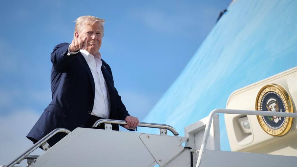US-Präsident Donald Trump gestikuliert, als er auf dem Rückflug nach Washington in die Air Force One einsteigt. Foto: Jacquelyn Martin/AP/dpa