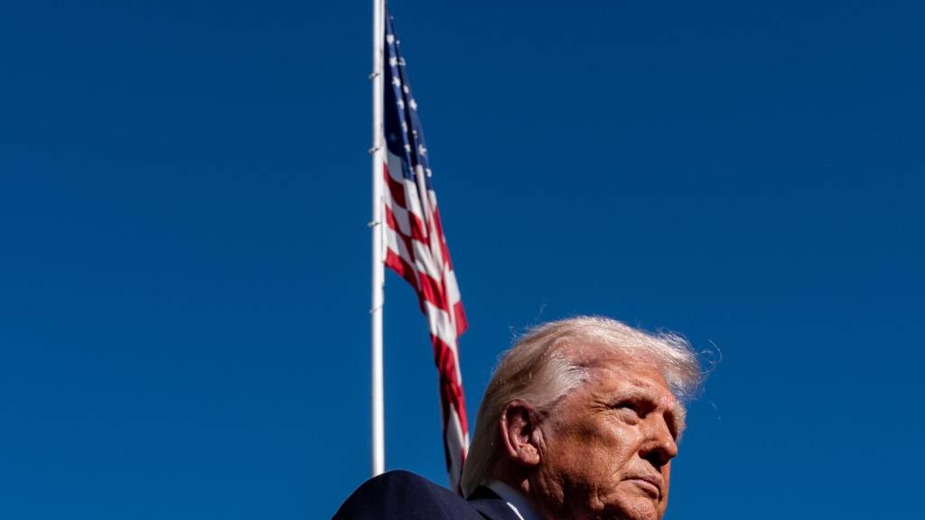 dpatopbilder - US-Präsident Donald Trump spricht mit Reportern, bevor er mit Marine One vom South Lawn des Weißen Hauses abfliegt. Foto: Alex Brandon/AP/dpa