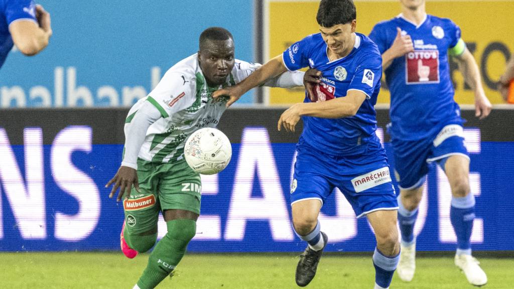 Chadrac Akolo (links) beendet St. Gallens Torflaute, doch zum benötigten Sieg reicht sein Treffer nicht