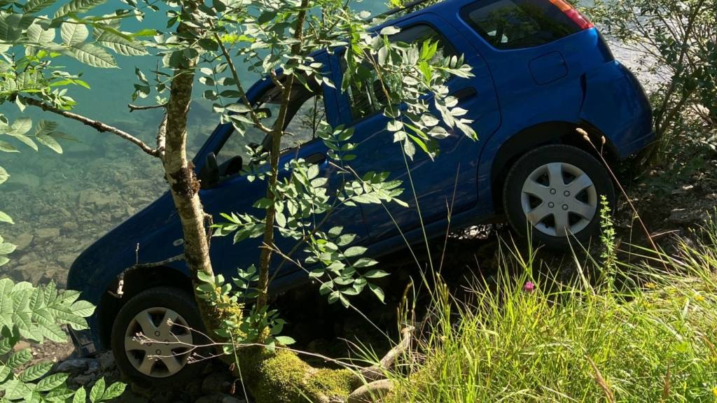 Das Auto kam erst unmittelbar am Rand des Klöntalersees zum Stillstand.