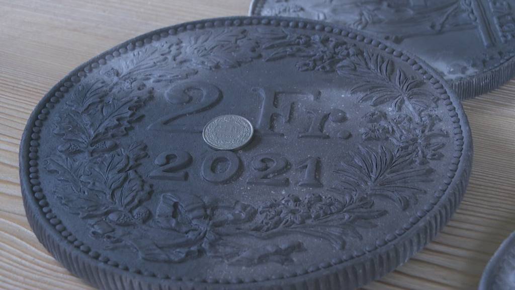 Tonmünzen – St.Galler Künstlerin macht riesige Münzen aus Ton