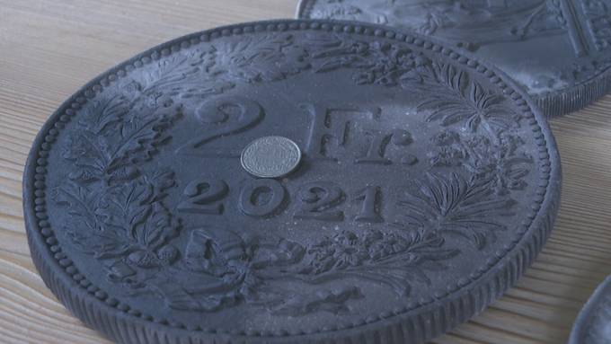 Tonmünzen – St.Galler Künstlerin macht riesige Münzen aus Ton