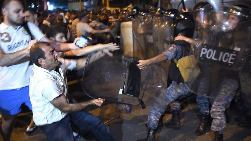 In der armenischen Hauptstadt Eriwan sind Polizei und Oppositionsanhänger aufeinander losgegangen. Dutzende Menschen wurden verletzt.