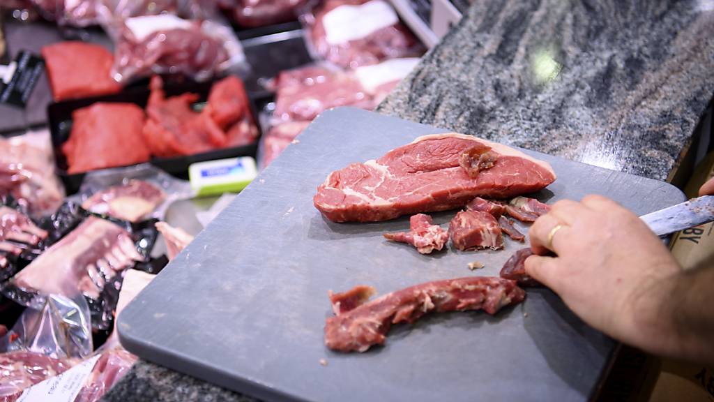 Greenpeace Schweiz hat von Coop und Migros einen Werbestopp für klima- und umweltschädliche Produkte gefordert. Die Detailhändler seien zusammen mit ihren Tochtergesellschaften für 16 Prozent der werbebedingten Treibhausgasemissionen in der Schweiz verantwortlich. (Symbolbild)