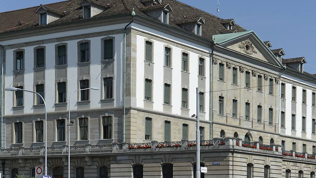 Sucht nach einem rabiaten Trottinettfahrer: Die Stadtpolizei Zürich, hier ihr Standort in der Innenstadt, die sogenannte «Urania-Wache». (Archiv)