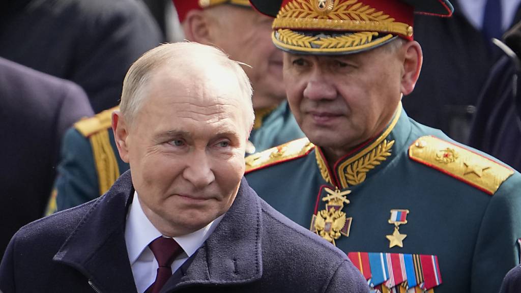 Der russische Präsident Wladimir Putin (l) bei der Militärparade zum Tag des Sieges in Moskau anlässlich des 79. Jahrestages des Endes des Zweiten Weltkriegs. Foto: Alexander Zemlianichenko/AP/dpa