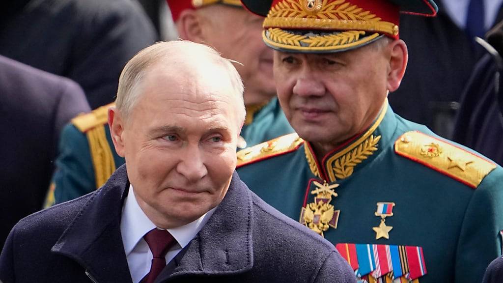 Der russische Präsident Wladimir Putin (l) bei der Militärparade zum Tag des Sieges in Moskau anlässlich des 79. Jahrestages des Endes des Zweiten Weltkriegs. Foto: Alexander Zemlianichenko/AP/dpa