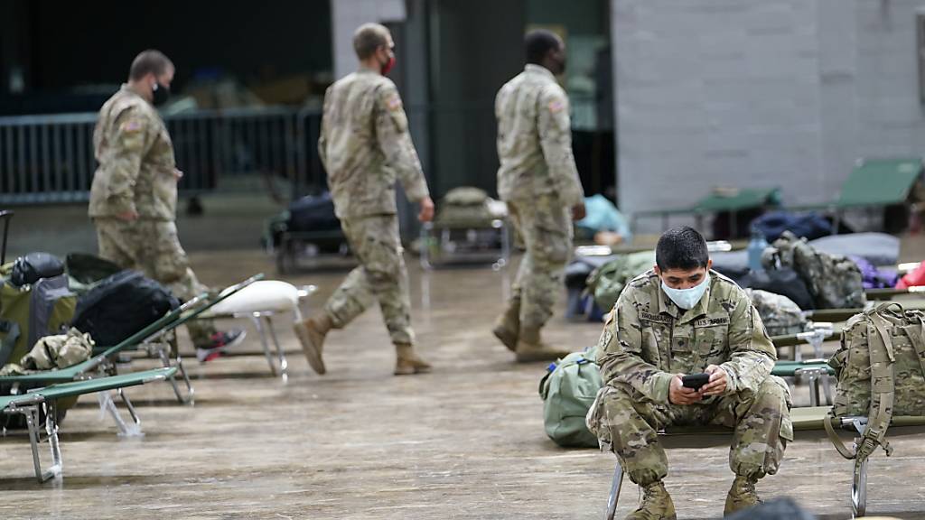 In Lake Charles in Louisiana stellen Mitglieder der Nationalgarde Betten in einem Schutzraum auf. Foto: Gerald Herbrt/AP/dpa