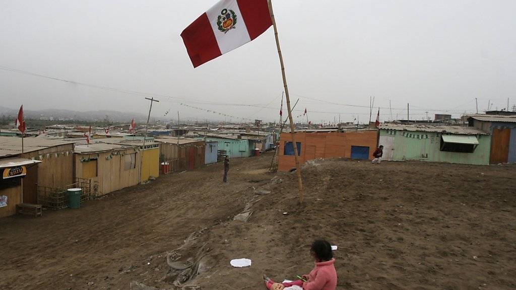 Ein Mädchen in einer Vorstadt der peruanischen Hauptstadt Lima: Rund 175 Millionen Menschen leben in Lateinamerika in Armut. (Symbolbild)