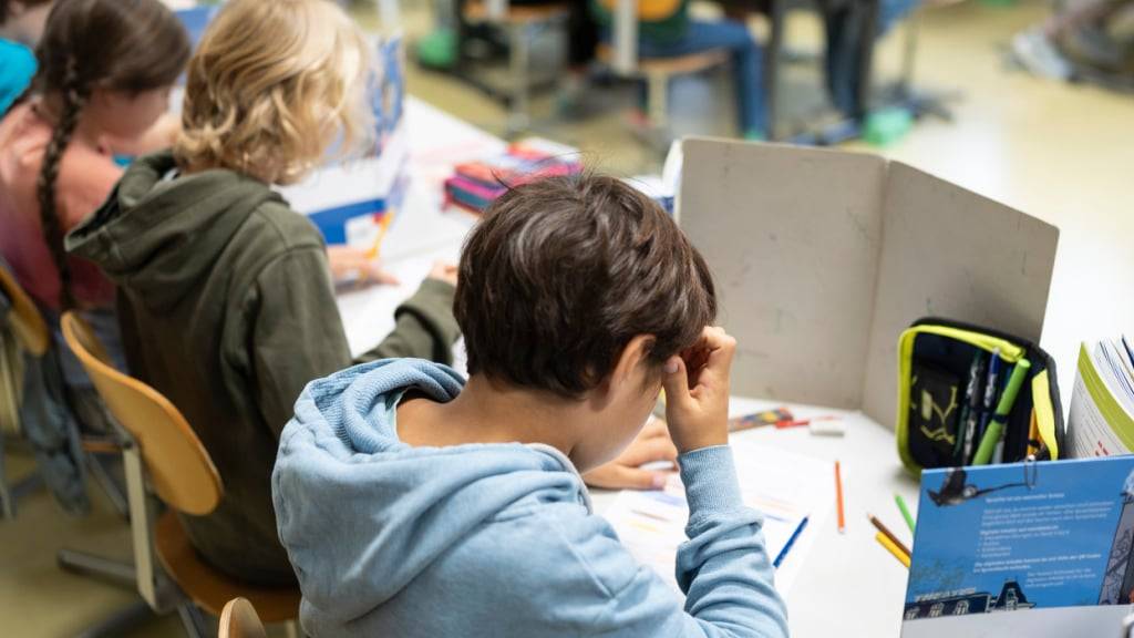 Warum das Zählen mit den Fingern bei Primarschulkindern kein Rückschritt ist: Eine Schweizer Langzeitstudie räumt mit alten Vorurteilen auf. (Archivbild)