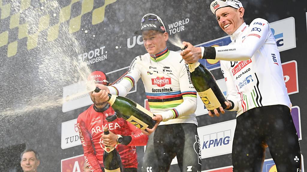 Geniesst den Moment beim Champagnespritzen: Mathieu van der Poel (Mitte) nach seinem dritten Sieg bei der Flandern-Rundfahrt