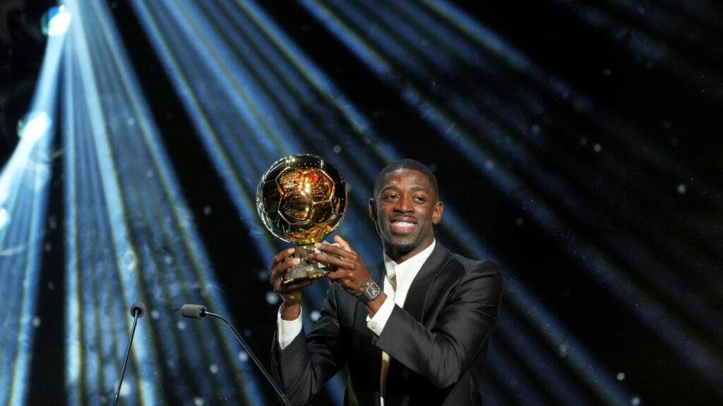 Ousmane Dembélé zeigt an der Gala in Paris seinen Goldenen Ball. (Archivbild)