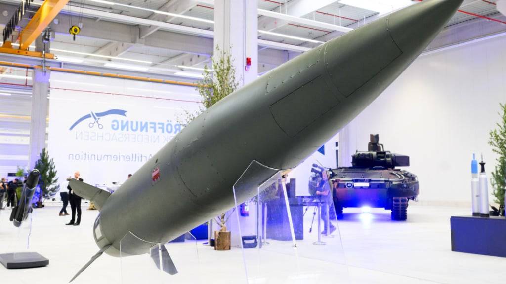 ARCHIV - Eine Rakete vom Typ ATACMS steht im neuen Artilleriewerk von Rheinmetall. Nach Angaben des Verteidigungsministeriums in Moskau hat die Ukraine russisches Hinterland erstmals wieder mit Raketen vom US-Typ ATAMCS angegriffen. Foto: Julian Stratenschulte/dpa