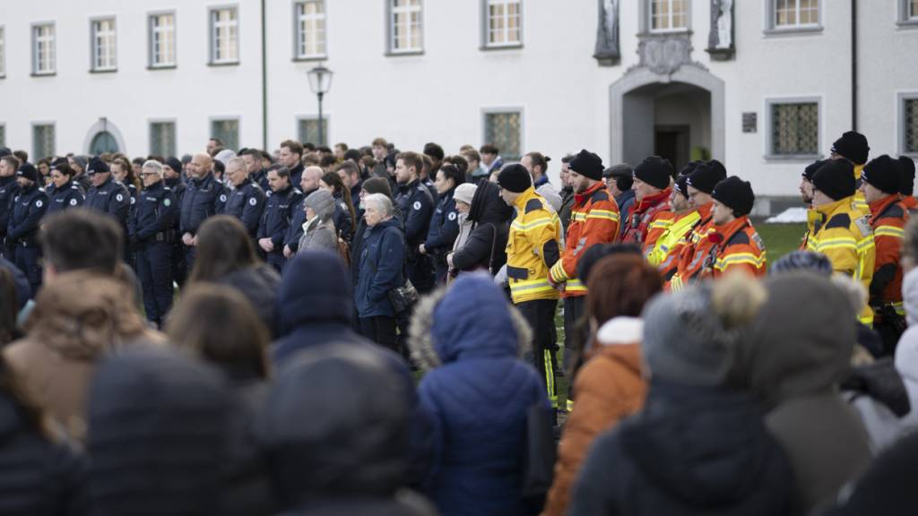 Hunderte Personen gedenken in St. Gallen Opfern von Crans-Montana