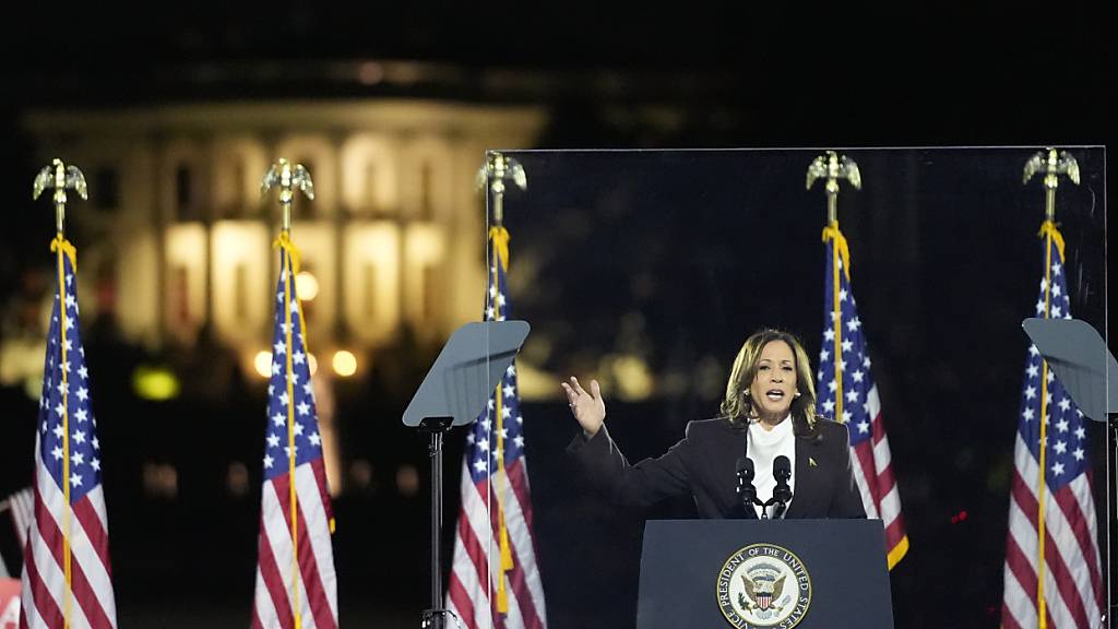 dpatopbilder - Die demokratische US-Präsidentschaftskandidatin Kamala Harris hält eine Rede während einer Wahlkampfveranstaltung an der Ellipse in der Nähe des Weißen Hauses. Foto: Stephanie Scarbrough/AP/dpa