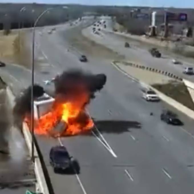 LKW geht auf US-Highway in Flammen auf