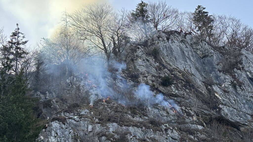 Helikopter löscht Brand in Riedern GL mit Wasser aus dem Schwimmbad