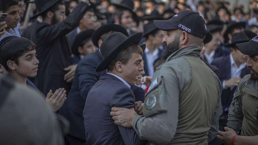 ARCHIV - Ultraorthodoxe jüdische Männer protestieren vor einem Rekrutierungsbüro der Armee. Foto: Ilia Yefimovich/dpa