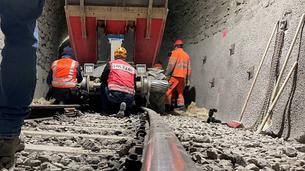 Ein Dumper kollidierte in der Nacht auf Freitag mit einem Bauzug in einem Bahntunnel. Ein 54-Jähriger verletzte sich dabei schwer.