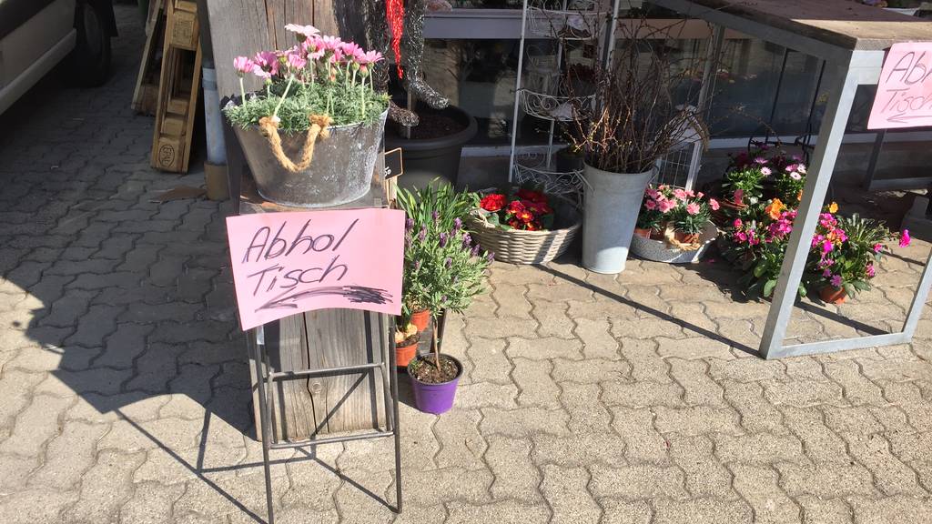 Blumenverkauf ohne Kundenkontakt: Lokale Geschäfte freuen sich über Kundschaft trotz Corona. 